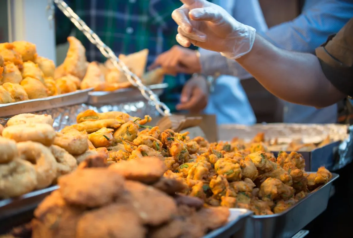 Best Snacks For Road Trip in Pakistan 6 Best Snacks For Road Trip in Pakistan - Pakistan Tour and Travel Pakoras